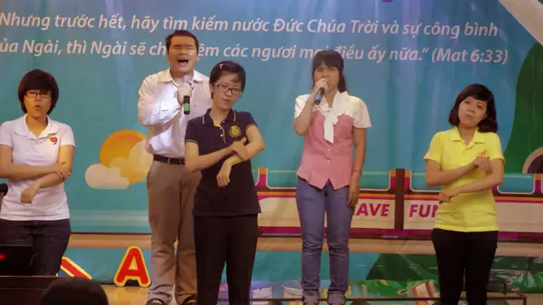 Các bạn khiếm thính khiếm thị ca ngợi Chúa.