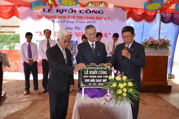 Cầu nguyện đặt viên đá khởi công xây dựng