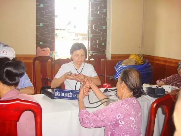 Các Y Bác sỹ khám bệnh cho người dân