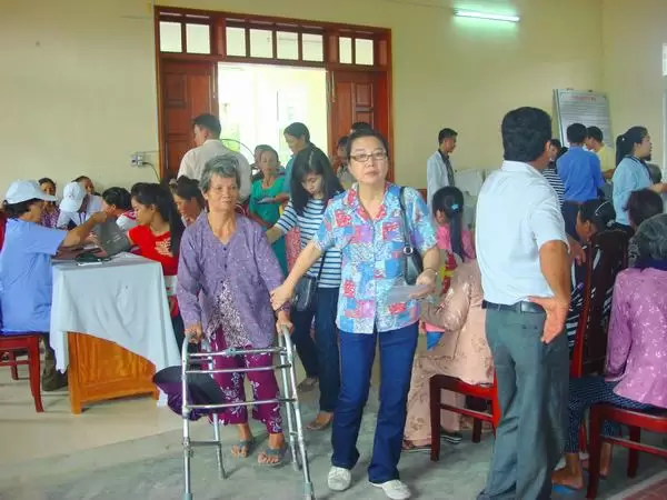 Tình nguyện viên giúp đỡ người bệnh.