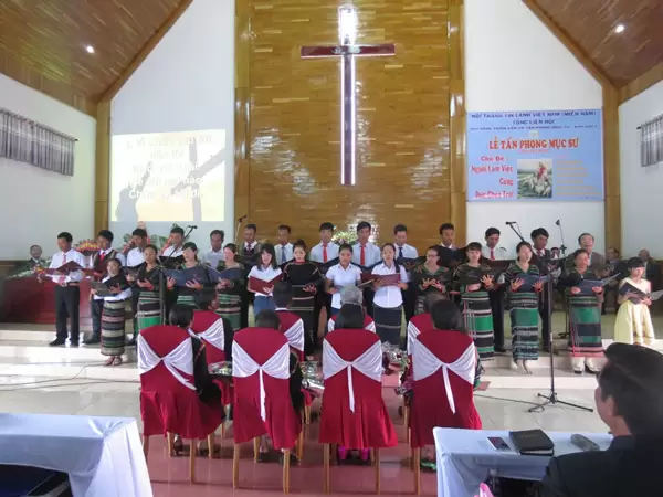 Ban hát gia đình các Tân Mục sư tôn vinh Chúa.