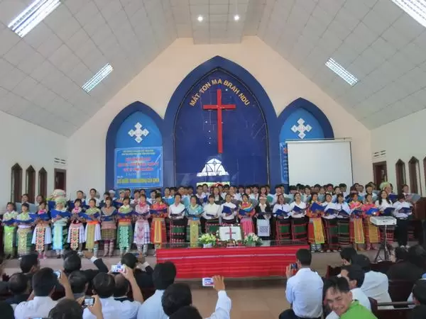 Ban hát huyện Đăk Glong tôn vinh Chúa.