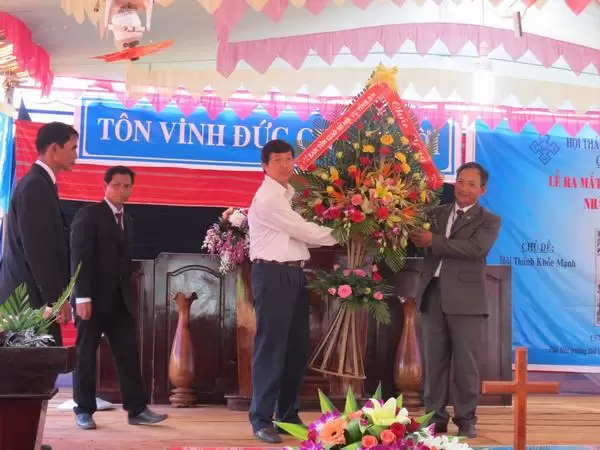 Ông Nguyễn Phước Hiền - Trưởng Ban Tôn giáo tỉnh Đăk nông chúc mừng.