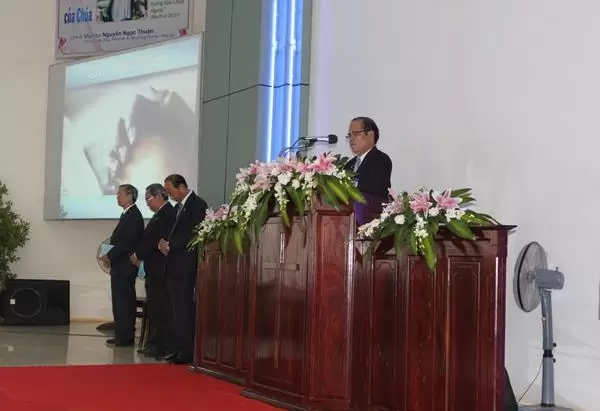 Mục sư  Siu Tum cầu nguyện đáp ứng Lời Chúa