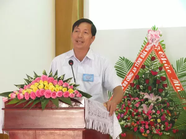 Ông Nguyễn Phước Hiền, Trưởng Ban Tôn giáo tỉnh Đăk Nông chúc mừng.