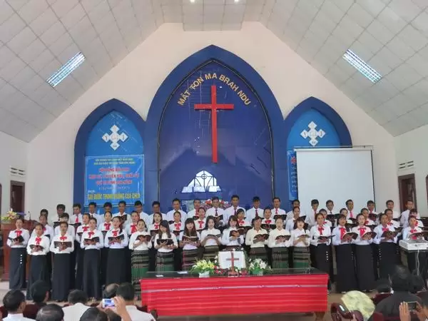 Ban hát huyện Cư Jút tôn vinh Chúa.