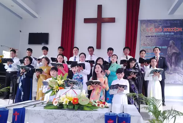 Ban hát lễ Hội Thánh Cù Là tôn vinh Chúa.