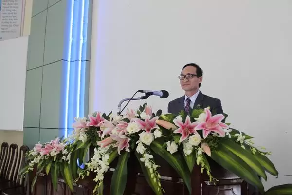 Mục sư Phan Văn Cử đọc biên bản và quyết định Tấn phong.