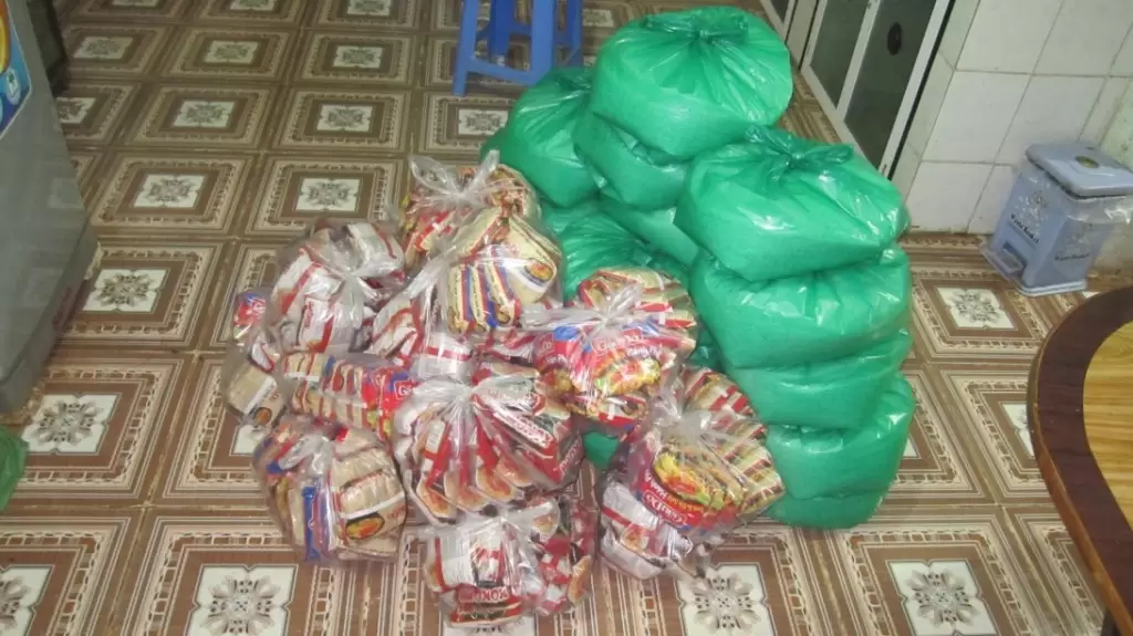 Con cái Chúa Chi hội Đinh Văn-Păng Bung quyên góp gạo và mì tôm
