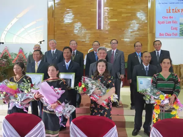 Chụp hình lưu niệm.