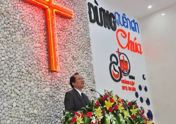 Mục sư Phan Vĩnh Cự – Hội trưởng HTTLVN rao giảng Lời Chúa.