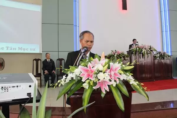 Mục sư Y Siăng Mlô đại diện cho 10 Tân Mục sư bày tỏ tâm chí