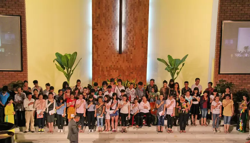 60 thân hữu cầu nguyện tin nhận Chúa.