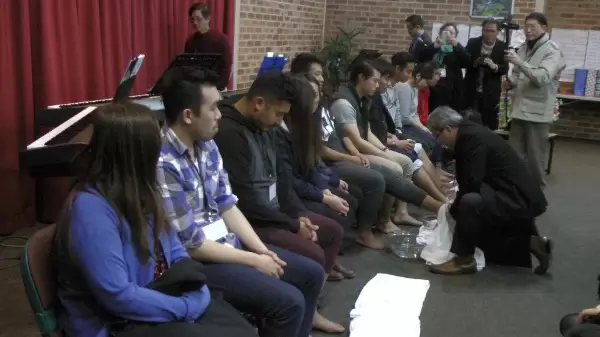 Hình ảnh lãnh đạo "rửa chân" biểu tượng cho tinh thần phục vụ, noi gương Chúa Jesus.