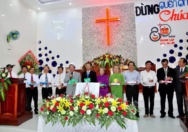 Tặng quà các tiền nhiệm (có trường hợp con cháu nhận thế).