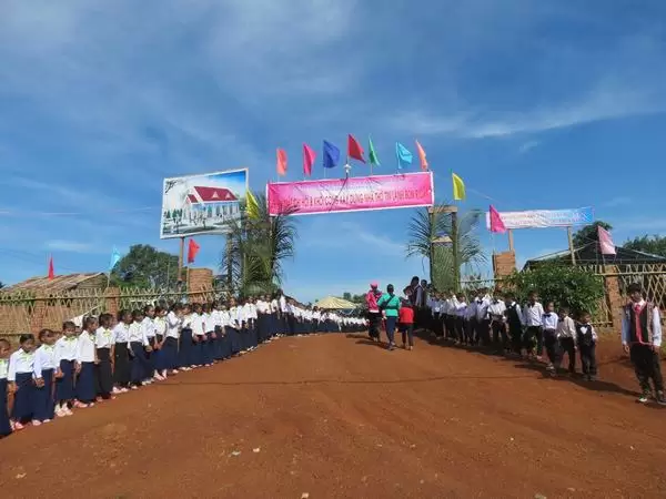 Quang cảnh từ bên ngoài nhà thờ.