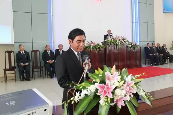 MS Y Djrên - UV TLH thay mặt TLH tặng quà