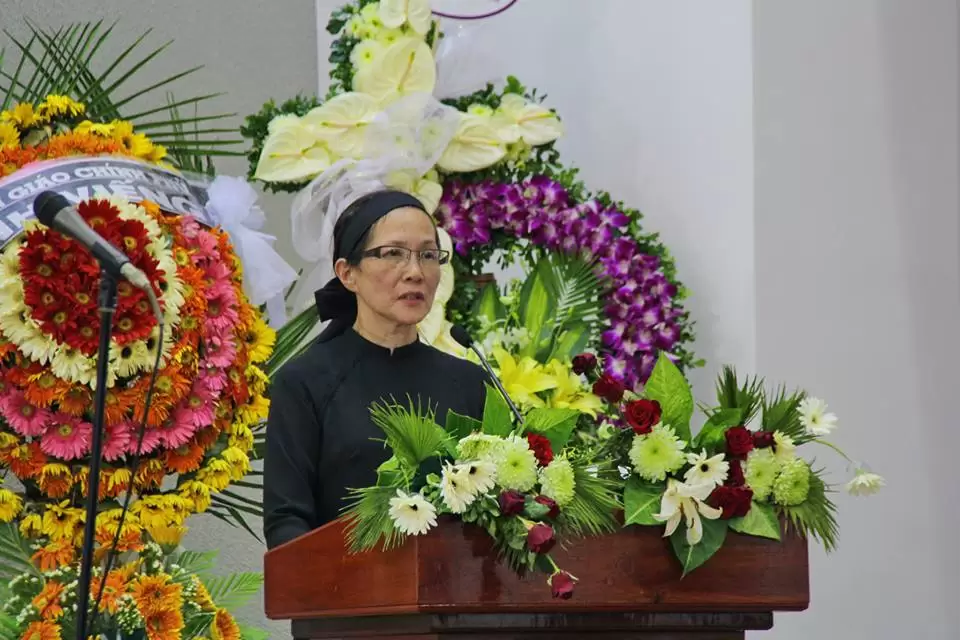 Cô Dương Liên Hương, con gái Cụ MSTS Dương Thạnh, đọc điện tín phân ưu.