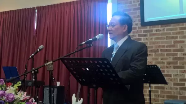 Mục sư Nguyễn Minh Cương giảng lời Chúa trong giờ tỉnh nguyện.