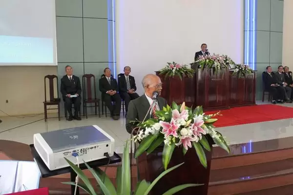 MS Y Ky Êban thay mặt Hội Đồng Giáo Phẩm tặng quà