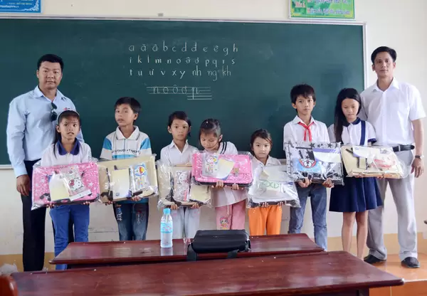 Trao quà cho các học sinh nghèo tại khu vực Đầm Chim, xã Nguyễn Huân.