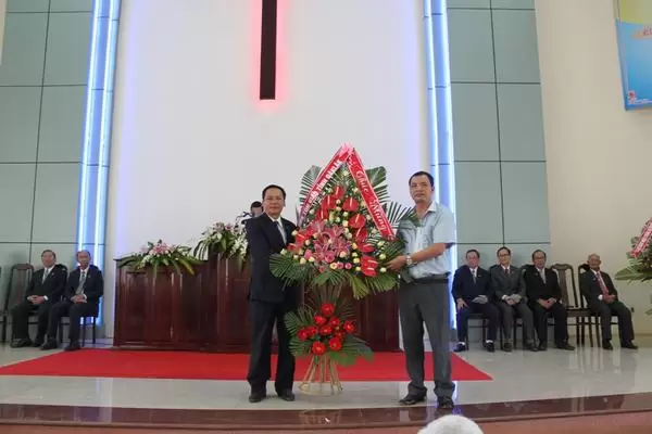 Ông Nghiêm Văn Chuẩn đại diện Chính quyền tỉnh Đăk Lăk tặng hoa chúc mừng