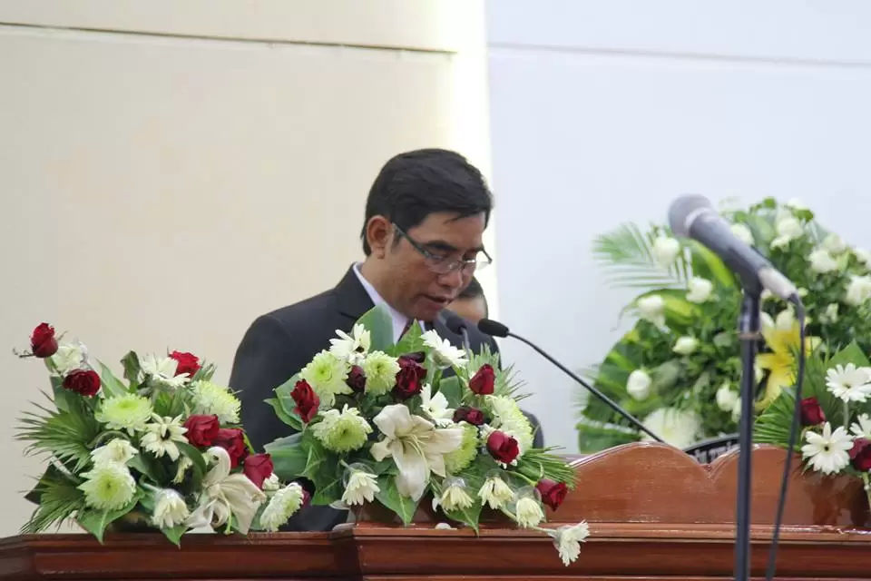 Mục sư Y Djrên cầu nguyện.