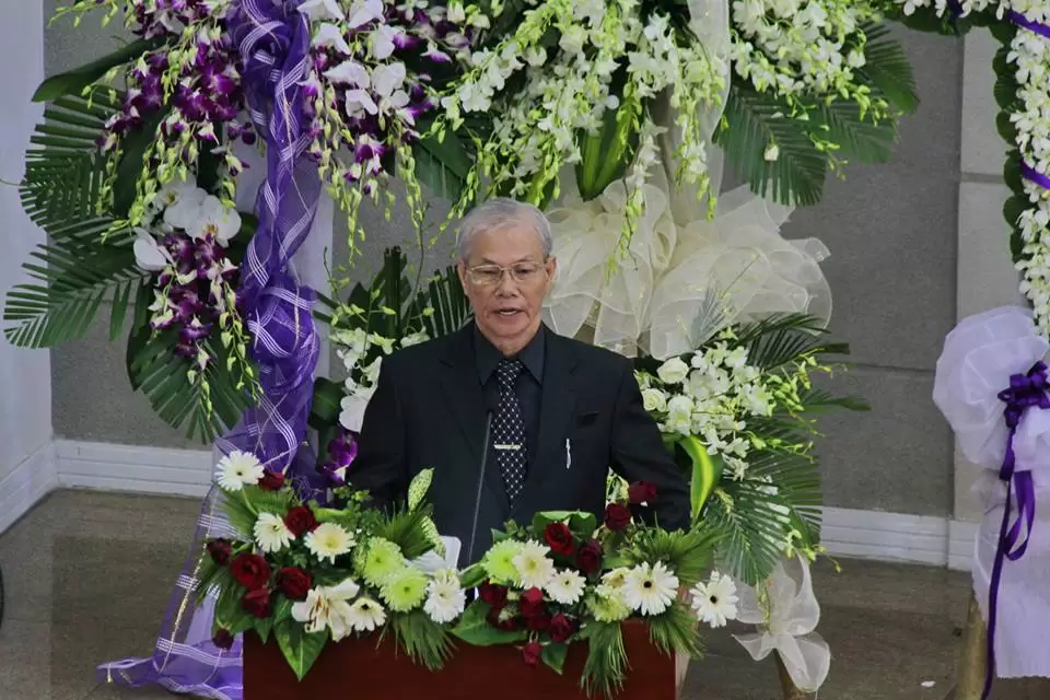 Chấp sự Nguyễn Nga thông báo di quan.