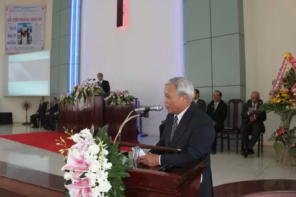 Các Ban Đại diện chúc mừng và tặng quà cho các Tân Mục sư