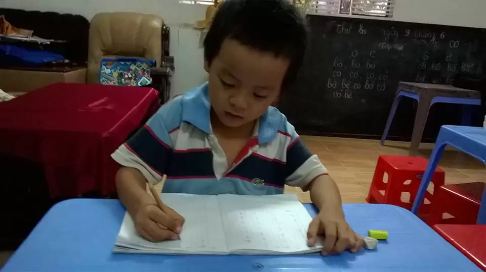 Cậu Bé Bán Vé Số Ham Học Lời Chúa