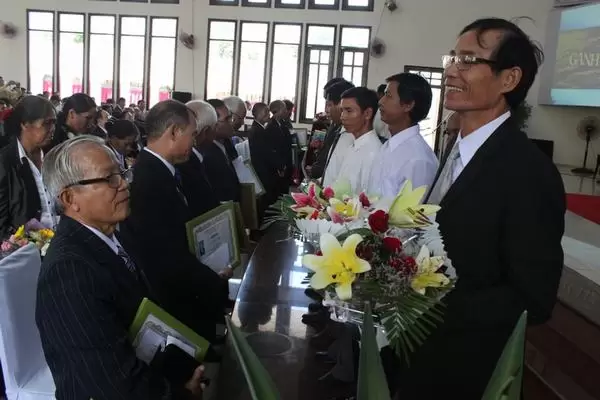 Các Đại diện 10 Hội Thánh chúc mừng và tặng quà cho các Tân Mục sư