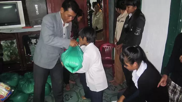 Tặng Quà Cho Tín Hữu Khó Khăn Tại Chi Hội Đà Brắc - Tỉnh Lâm Đồng