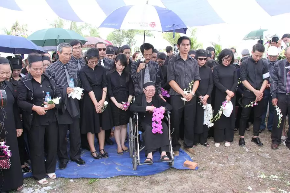 Đại gia đình Cụ MSTS Dương Thạnh tại nghĩa trang.
