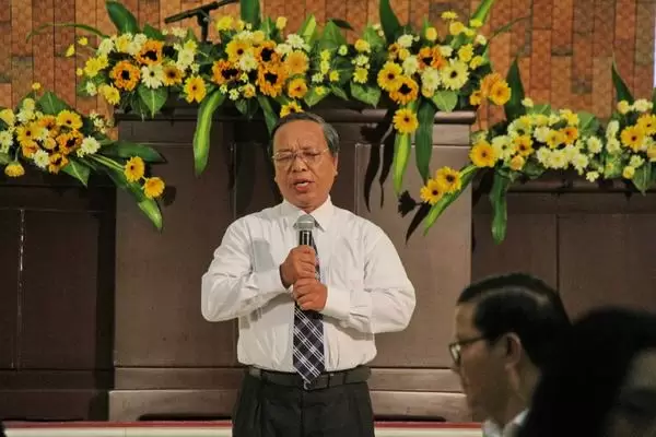 MS Mã Phúc Hiệp cầu nguyện dâng chương trình lên Chúa.
