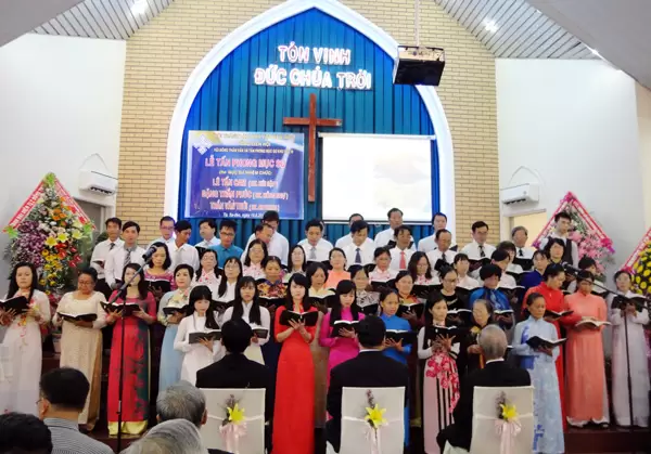 Ban hát các HT Hồng Ngự, An Phong và Núi Sập tôn vinh Chúa.