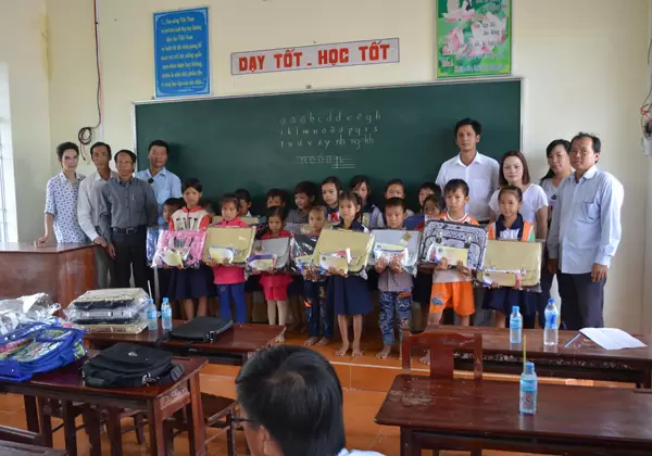 Trao quà cho các em học sinh nghèo tại trường tiểu học Hố Gùi.