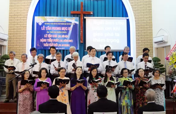 Ban hát HT Sa Đéc tôn vinh Chúa.