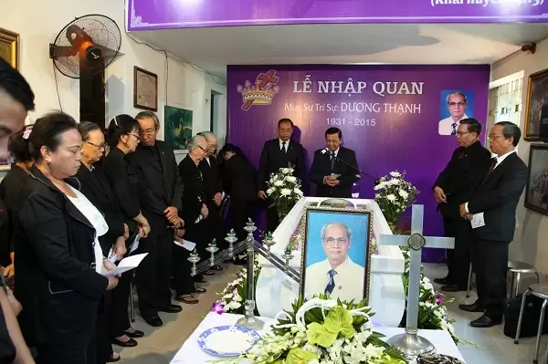 MS Phan Ân, Ủy Viên Tổng Liên Hội, cầu nguyện khai lễ.