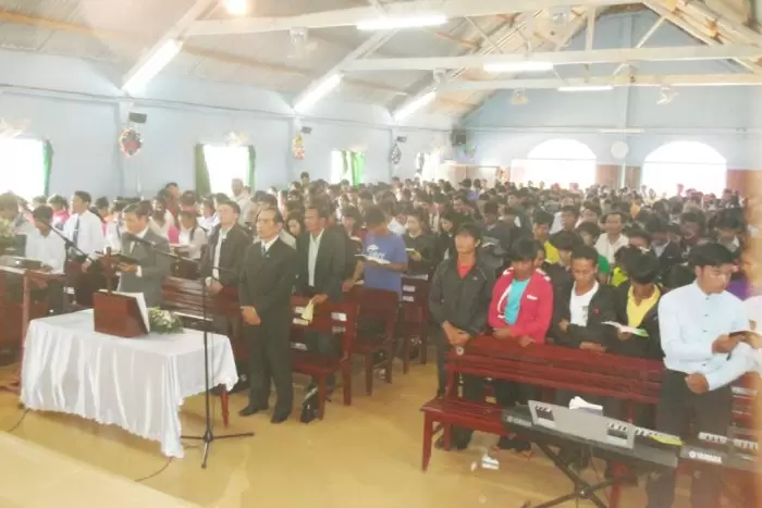 Quang cảnh bên ngoài và bên trong nhà thờ trong ngày Bồi linh