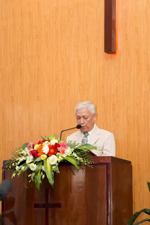 Mục sư Lê Đình Hiên cầu nguyện khai lễ