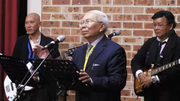 MS Nguyễn Văn Công, Trưởng ban tổ chức, chào mừng, giảng lời Chúa và cầu nguyện khai lễ.