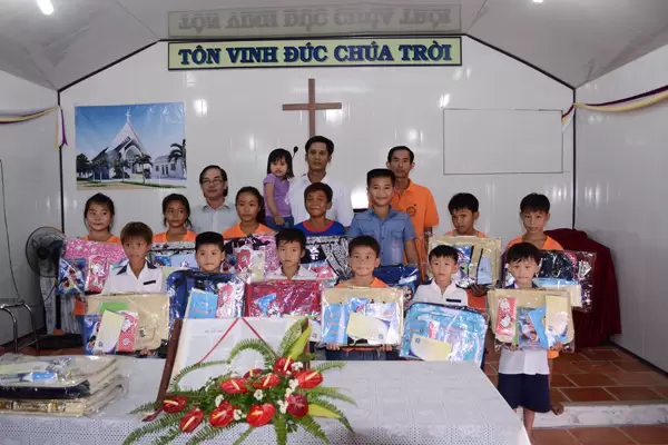 Trao quà cho các Thiếu nhi có hoàn cảnh khó khăn trong Hội Thánh.