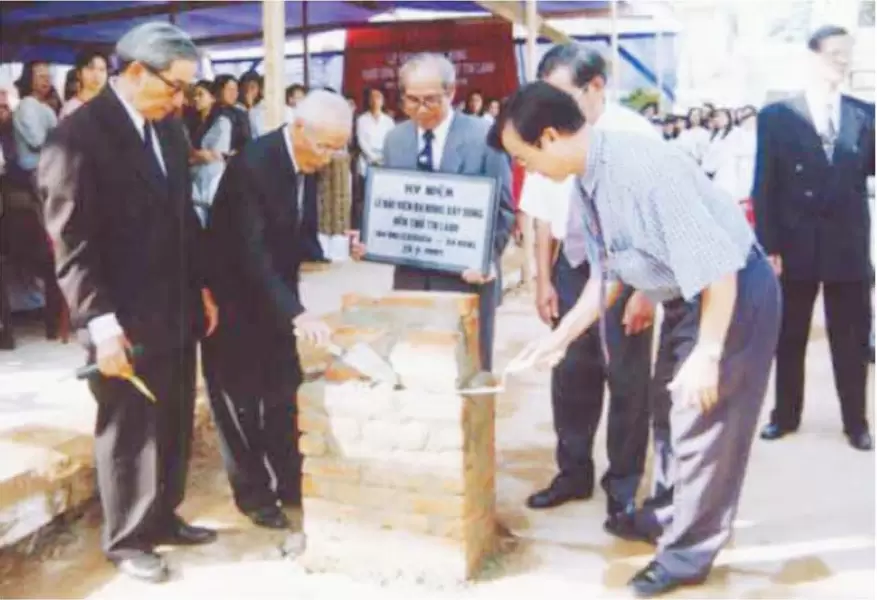Lễ đặt viên đá đầu tiên xây cất đền thờ mới.