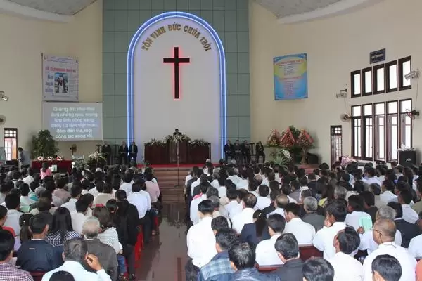 Quang cảnh trước nhà thờ Buôn MaThuột và bên trong nhà thờ trong giờ Lễ tấn phong Mục sư.