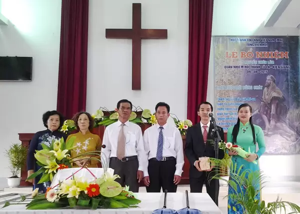 Ban Chấp sự hoan nghinh và tặng quà cho Tân Quản nhiệm.