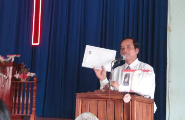 MS Sam Sân hướng dẫn phát chứng chỉ.