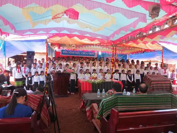 Ban hát thiếu nhi tôn vinh Chúa.