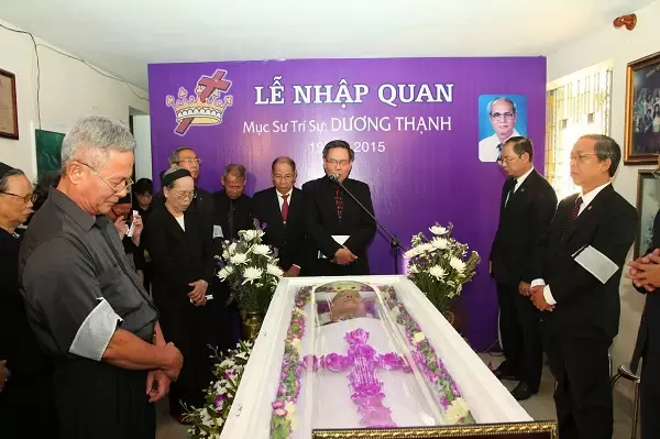 MS Võ Đình Đán cầu nguyện Chúa yên ủi tang quyến.