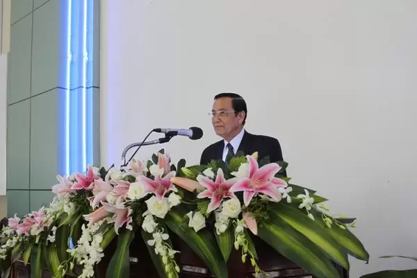Mục sư Phan Ân hướng dẫn chương trình Lễ