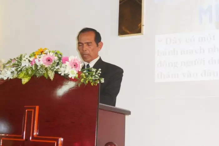MS. K’ Soi - Ủy viên BĐD cầu nguyện khai lễ